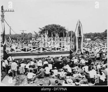 US-Präsident Harry S. Truman und Präsident Romulo Gallegos aus Venezuela werden auf einer Überprüfungsplattform von anderen Würdenträgern begleitet, wahrscheinlich während eines offiziellen Staatsbesuchs oder einer Zeremonie Mitte des 20. Jahrhunderts. Stockfoto