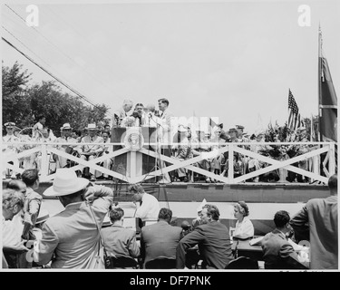 Präsident Harry S. Truman und Präsident Romulo Gallegos von Venezuela sowie andere Würdenträger sind auf einer Überprüfungsplattform abgebildet. Das Bild fängt einen Moment von diplomatischer und politischer Bedeutung ein. Stockfoto