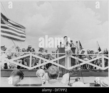 Präsident Harry S. Truman und venezolanischer Präsident Romulo Gallegos sowie andere Würdenträger auf einer Überprüfungsplattform während einer öffentlichen Veranstaltung. Stockfoto