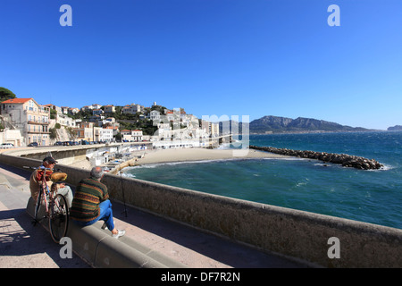 Der Corniche Kennedy-Promenade entlang des Meeres von Marseille Stockfoto