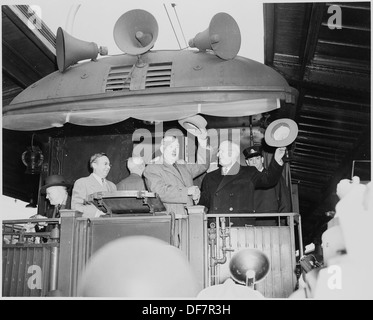 Präsident Harry S. Truman und Vice Präsident elect Alben W. Barkley stehend auf der hinteren Plattform von den Präsidenten... 199935 Stockfoto