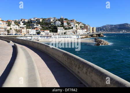 Der Corniche Kennedy-Promenade entlang des Meeres von Marseille Stockfoto