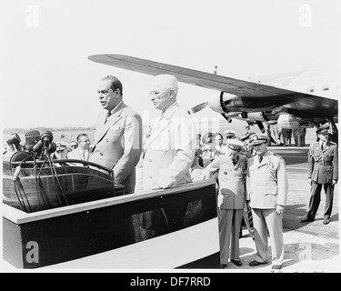 Präsident Romulo Gallegos von Venezuela und Präsident Truman auf einem Podium auf dem Flughafen, wo Präsident Gallegos hat... 199812 Stockfoto