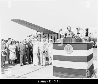 Präsident Truman und Präsident Romulo Gallegos von Venezuela auf einem Podium auf dem Flughafen, wo Präsident Gallegos hat... 199810 Stockfoto