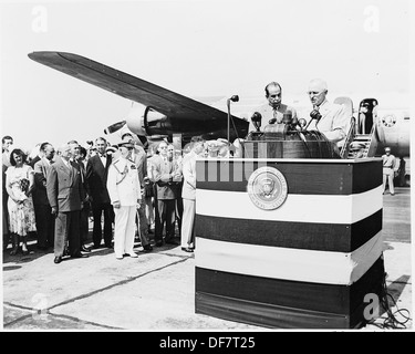 Präsident Truman und Präsident Romulo Gallegos von Venezuela auf dem Podium im Rahmen einer Zeremonie am Flughafen bei der... 199820 Stockfoto