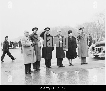 Präsident Truman besuchte eine Zeremonie am Lincoln Memorial für den Geburtstag von Präsident Lincoln. L, R, W. Elkins... 199792 Stockfoto