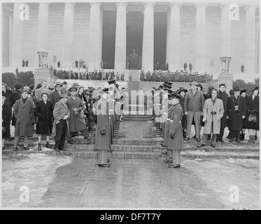 Präsident Truman besuchte eine Zeremonie am Lincoln Memorial zu Ehren von Präsident Lincoln Geburtstag. Dieses Foto zeigt... 199788 Stockfoto