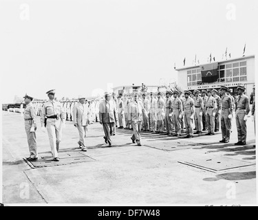 Präsident Truman grüßt Präsident Romulo Gallegos von Venezuela am Flughafen Ankunft Präsident Gallegos in der... 199815 Stockfoto