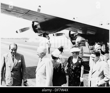 Präsident Truman begrüßt der Präsident Venezuelas, Rómulo Gallegos am Flughafen. Die Präsidenten Flugzeug, die... 199809 Stockfoto