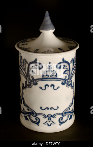 Antike Keramik-Kanister auf schwarzem Hintergrund. Typische in europäischen Apotheken Stockfoto