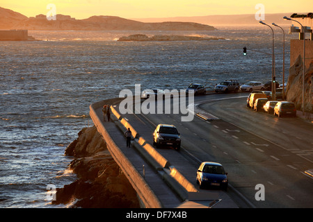 Die Corniche Kennedy Promenade von Marseille am Meer bei Sonnenuntergang Stockfoto