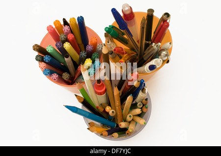 Bunte Stifte, Filz-Tipps, Marker und Buntstifte in einem Box-Container auf einem weißen Hintergrund Stockfoto