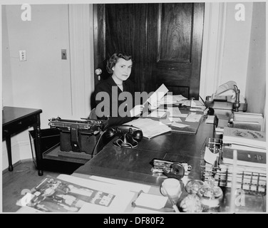 Reathel Odum, Sekretär Bess Truman, arbeiten an ihrem Schreibtisch im Weißen Haus. 199959 Stockfoto