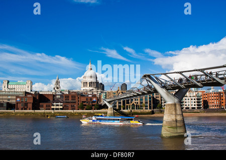 Millennium-Brücke über den Fluss Themse-London Stockfoto