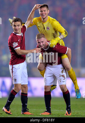 AC Sparta Praha Niederlage SK Slavia Prag in der Tschechischen Fußball-Liga-Spiel gespielt am 28. September 2013 in Prag, Tschechien. Von links: David Lafata, Torwart Tomas Vaclik und Jakub Brabec von Sparta einen Sieg feiern. (CTK Foto/Michal Dolezal) Stockfoto