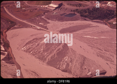 RESERVE-BERGBAU-UNTERNEHMEN TACONITE WERK IN SILVER BAY. NORD-FÖRDERBAND-RUTSCHE ENTLÄDT TACONITE TAILINGS IN SEE... 551611 Stockfoto