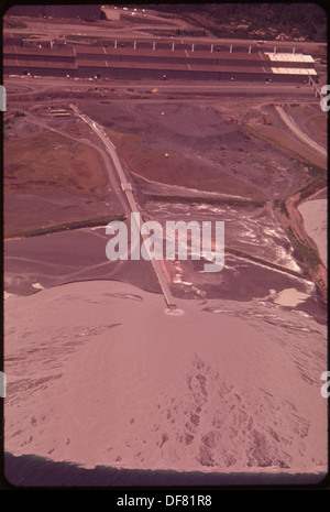 RESERVE-BERGBAU-UNTERNEHMEN TACONITE WERK IN SILVER BAY. SÜD-FÖRDERBAND-RUTSCHE ENTLÄDT TACONITE TAILINGS IN SEE... 551612 Stockfoto