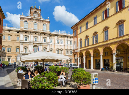 Straßencafé vor dem Palazzo Ducale in der historischen Innenstadt, Largo San Giorgio, Modena, Emilia Romagna, Italien Stockfoto