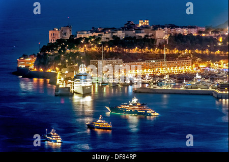 Europa, Frankreich, Fürstentum Monaco, Monte Carlo. Der Felsen von Monaco in der Nacht. Stockfoto