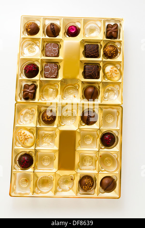 Gourmet-Schokolade im goldenen Feld auf einem weißen Hintergrund. Stockfoto