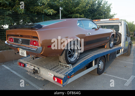 70er Jahre braun Ford Mustang Mach 1 Recovery-truck Stockfoto