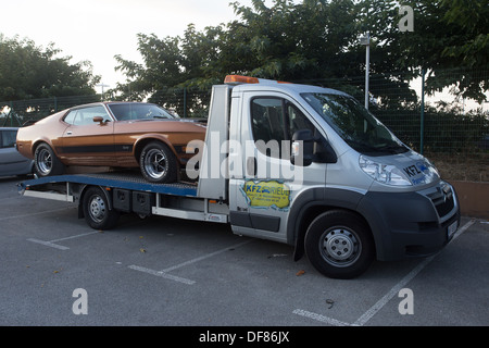 70er Jahre braun Ford Mustang Mach 1 Recovery-truck Stockfoto