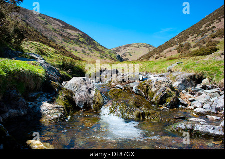 Bach durch Carding Mill Valley, Long Mynd, Kirche Stretton, Shropshire, England Stockfoto