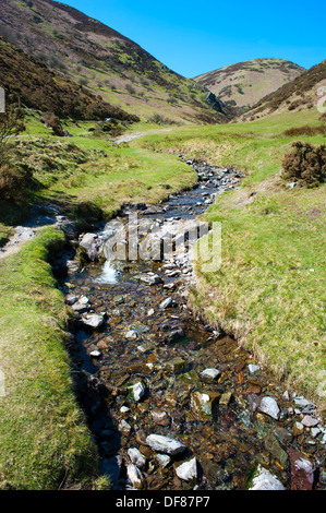 Bach durch Carding Mill Valley, Long Mynd, Kirche Stretton, Shropshire, England Stockfoto