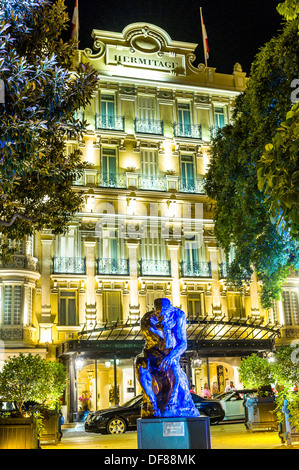 Europa. Fürstentum Monaco, Monte Carlo. Die berühmte Skulptur von Rodin 'le Penseur' vor dem Hotel Hermitage Stockfoto