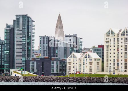 Moderne Wohnanlagen rund um Kirche Hallgrimskirkja, Reykjavik, Island Stockfoto