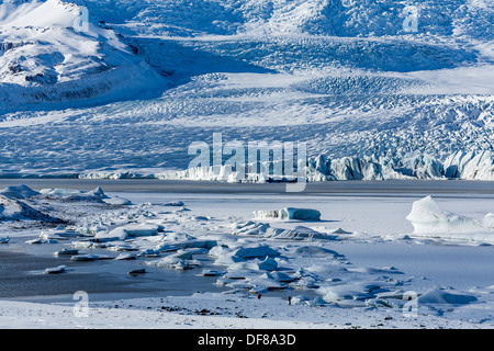 Eisberge treiben in Fjallsarlon, ist Fjallsjokull Gletscher, Island-Fjallsarlon ein Gletschersee vom Fjallsjokull Gletscher. Stockfoto