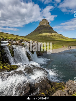 Kirkjufell Wasserfälle, Kirkjufell Berg im Hintergrund, Grundarfjordur, Island Stockfoto