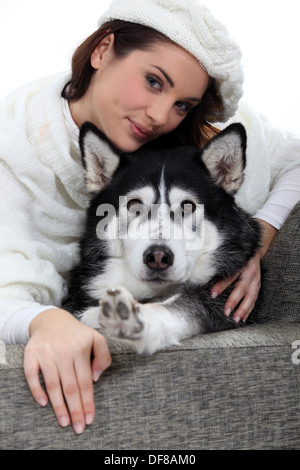 Porträt einer jungen Frau mit husky Stockfoto