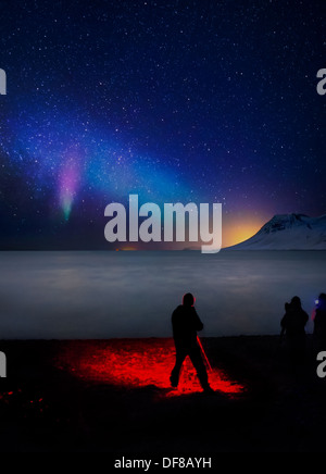 Menschen, die Aufnahmen von der Milchstraße mit Aurora Borealis Northern Lights, Island Stockfoto