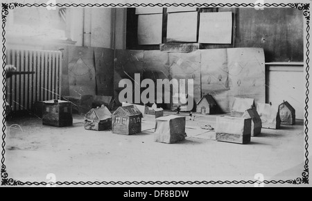 Ein kleines Haus, das von einer Handwerksklasse aus Papier geschaffen wurde und die Kreativität und das Handwerk der Schüler demonstriert. Das Projekt stellt grundlegende architektonische Prinzipien und künstlerischen Ausdruck in der Papierherstellung dar. Stockfoto