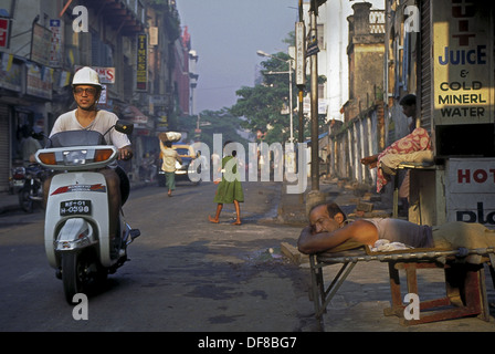 Sudder Street, wo viele Mutter Teresas Freiwilligen bleiben während der Arbeit in Kalkutta, Kolkata. Ladenbesitzer ein Nickerchen. Stockfoto