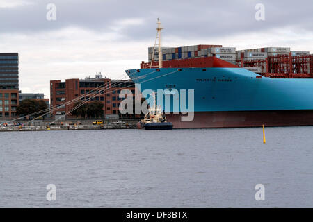 Kopenhagen, Dänemark. 30. September 2013. Der majestätische Maersk links am Langelinie Kai in Kopenhagen nach einer Woche offizielle Taufzeremonie und Präsentation zu Maersk Beziehungen und dem dänischen öffentlichen. Majestätische Maersk, jetzt in Richtung Göteborg in Schweden, geben den Containerservice zwischen Europa und Asien, wird wahrscheinlich ist nie Besuch Copenhagen wieder als es off-Route und nicht geeignet für diese Größe des Schiffes. Mit Hilfe der eigenen Propeller und vier Svitzer Schlepper, die das Schiff aus dem Hafen gesichert war, als es ist zu flach und klein für ein Triple-E-Klasse-Schiff zu drehen. Bildnachweis: Niels Quist/Alamy Live-Nachrichten Stockfoto