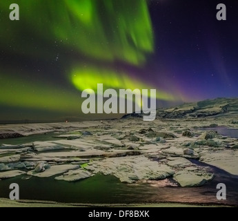 Aurora Borealis oder das Nordlicht über die Gletscherlagune Jökulsárlón, Breidamerkurjokull Gletscher, Vatnajökull-Eiskappe, Island Stockfoto