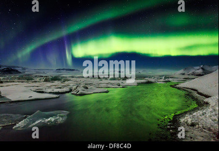 Aurora Borealis oder das Nordlicht über die Gletscherlagune Jökulsárlón, Breidamerkurjokull Gletscher, Vatnajökull-Eiskappe, Island Stockfoto