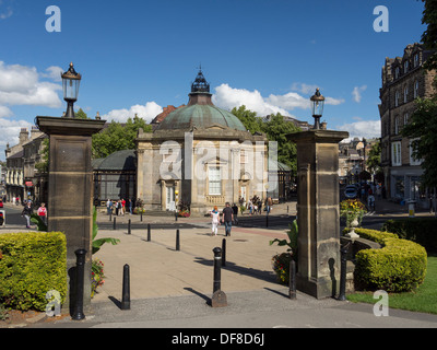 Die Trinkhalle Harrogate Yorkshire UK gesehen aus dem Valley Gardens Stockfoto