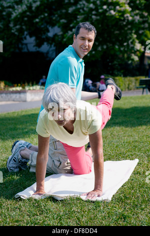 ÄLTERE PERSON, DIE AUSÜBUNG EINER SPORTS Stockfoto