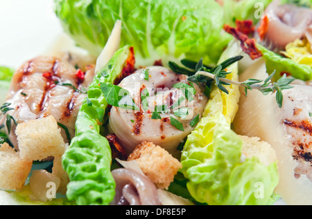 Caesar Salat mit gegrilltem Hühnerfilet und Grüns Stockfoto