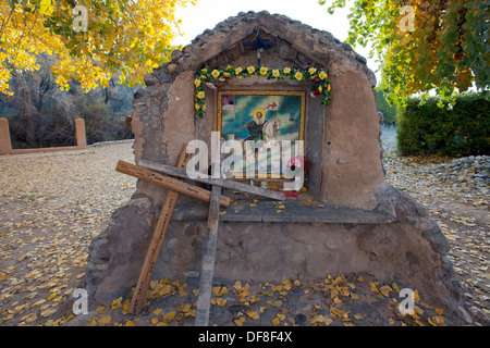 Ein kleiner Schrein im El Santuario de Chimayo, eine berühmte Kirche entlang der Höhenstraße nach Taos, New Mexico. Stockfoto