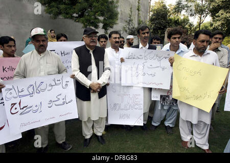 Mitglieder der Zivilgesellschaft skandieren Parolen gegen Bombenanschlag am Khan Raziq Polizeistation in Qissa Khawani Basar Gegend und anspruchsvollen Frieden im Land bei Protestkundgebung in Peshawar auf Montag, 30. September 2013. Stockfoto