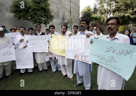 Mitglieder der Zivilgesellschaft skandieren Parolen gegen Bombenanschlag am Khan Raziq Polizeistation in Qissa Khawani Basar Gegend und anspruchsvollen Frieden im Land bei Protestkundgebung in Peshawar auf Montag, 30. September 2013. Stockfoto