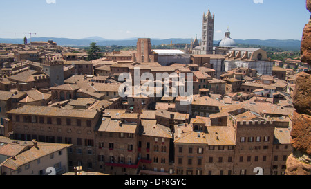 Blick vom Mangia Turm in Il Campo, mit Dom oben rechts, Siena, Toskana, Italien. Stockfoto