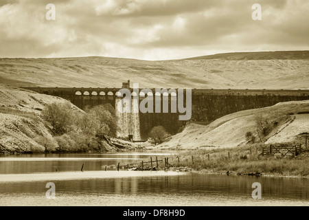 Damm auf dem Tangram-Stausee in Nidderdale, North Yorkshire. Stockfoto