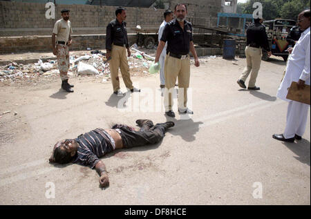 Sicherheitsbeamte zu sammeln, in der Nähe von Leiche von Banditen (Banditen), die sprengte sich mit einer Handgranate während Polizei Begegnung an Soldat Bazar von Karachi auf Montag, 30. September 2013. Stockfoto