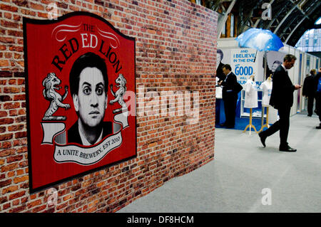 Manchester, UK. 30. September 2013. Red Ed Lion, ein Pop up bar parodieren die Labour Party in der Secure Zone der Parteitag der konservativen. Bildnachweis: Paul Swinney/Alamy Live-Nachrichten Stockfoto