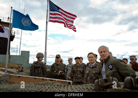 US-Verteidigungsminister Chuck Hagel und Republik Korea Minister der Verteidigung Kim Kwan-Jin am Beobachtungsposten Ouellette 30. September 2013 in der entmilitarisierten Zone Panmunjom, Republik Korea stehen. Stockfoto